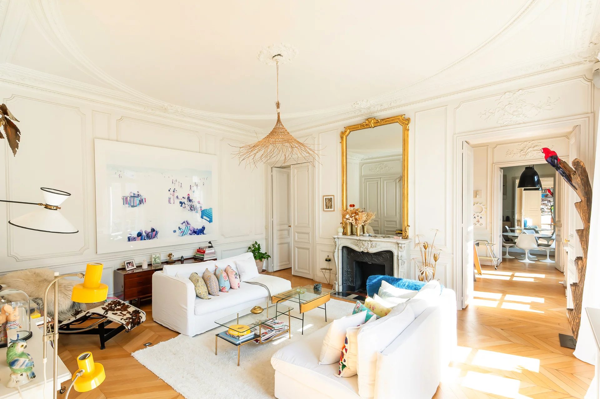 Réception avec cheminée ancienne et miroir doré