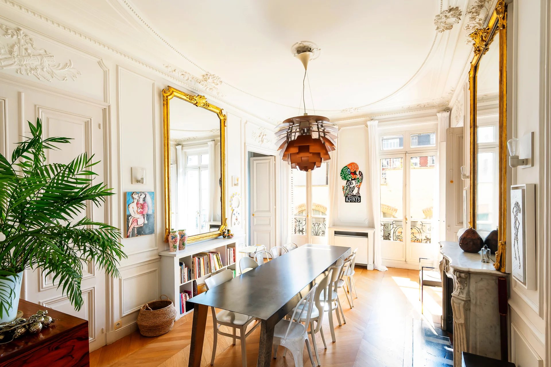 Salle à manger avec parquet et moulures