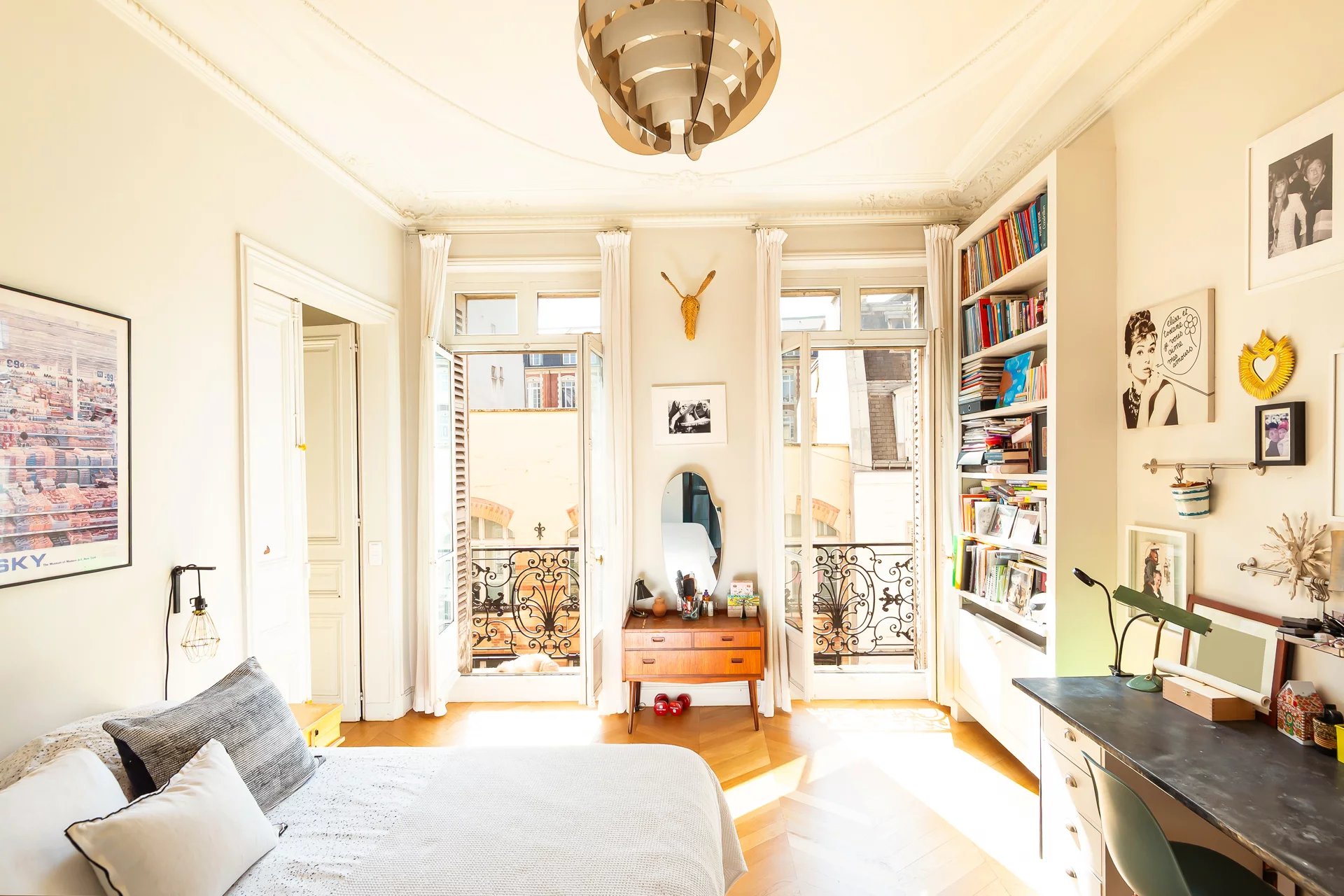 Chambre lumineuse avec balcon filant