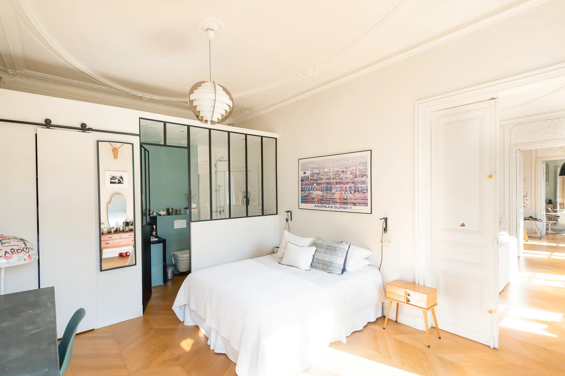 Chambre avec salle d'eau vitrée