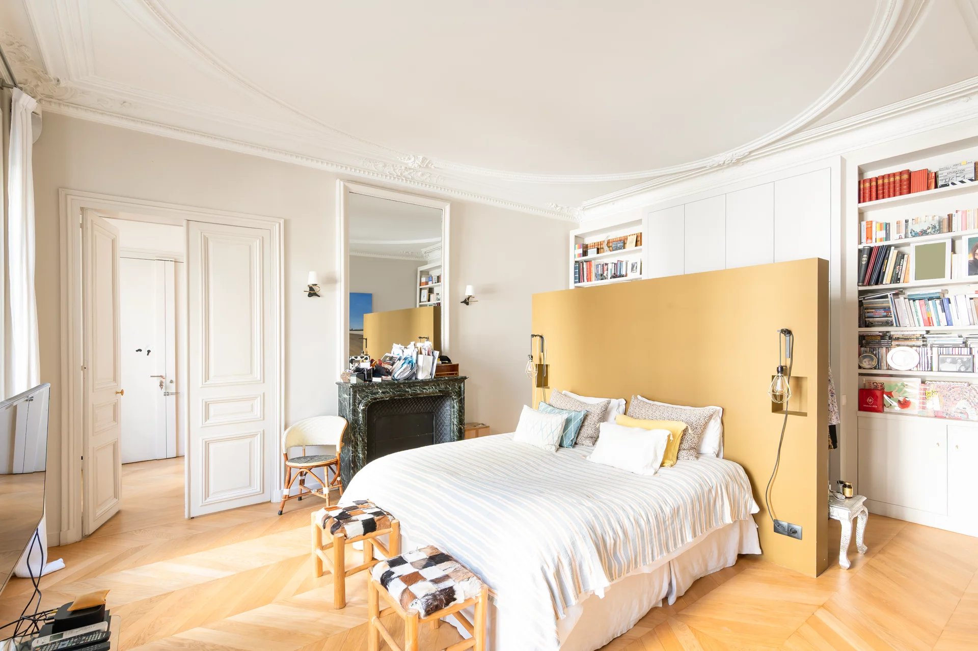 Suite principale avec volumes anciens