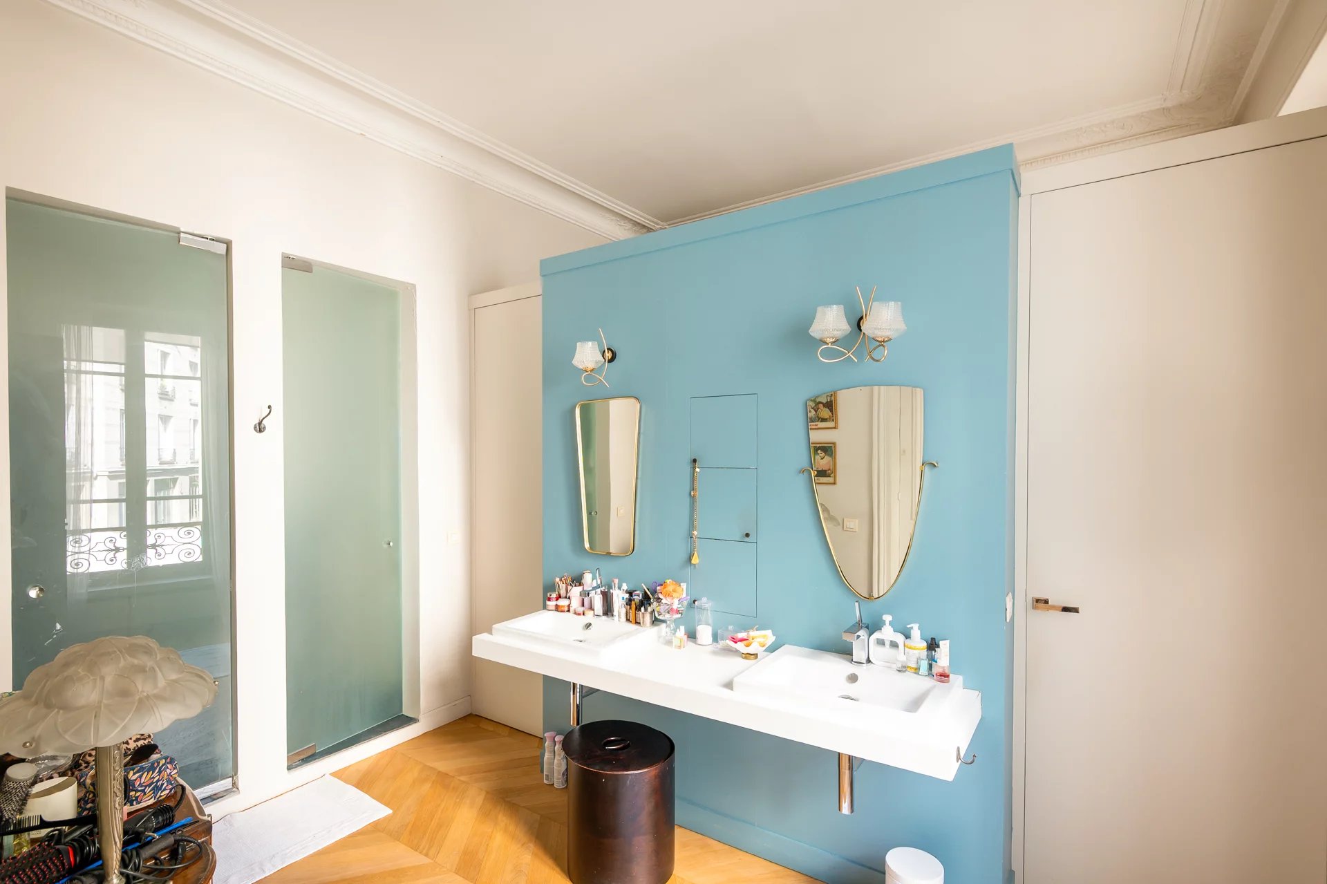 Salle de bains avec double vasque